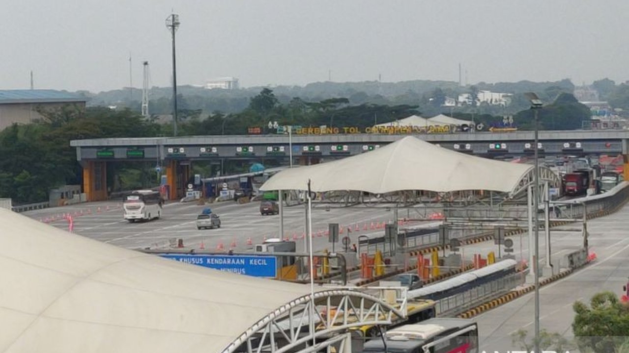 Jelang H-6 Lebaran, Gerbang Tol Cikampek Utama mencatat lonjakan signifikan arus mudik Lebaran dari Jakarta, dengan lebih dari 23 ribu kendaraan melintas pada Minggu siang, menunjukkan persiapan matang Jasa Marga.