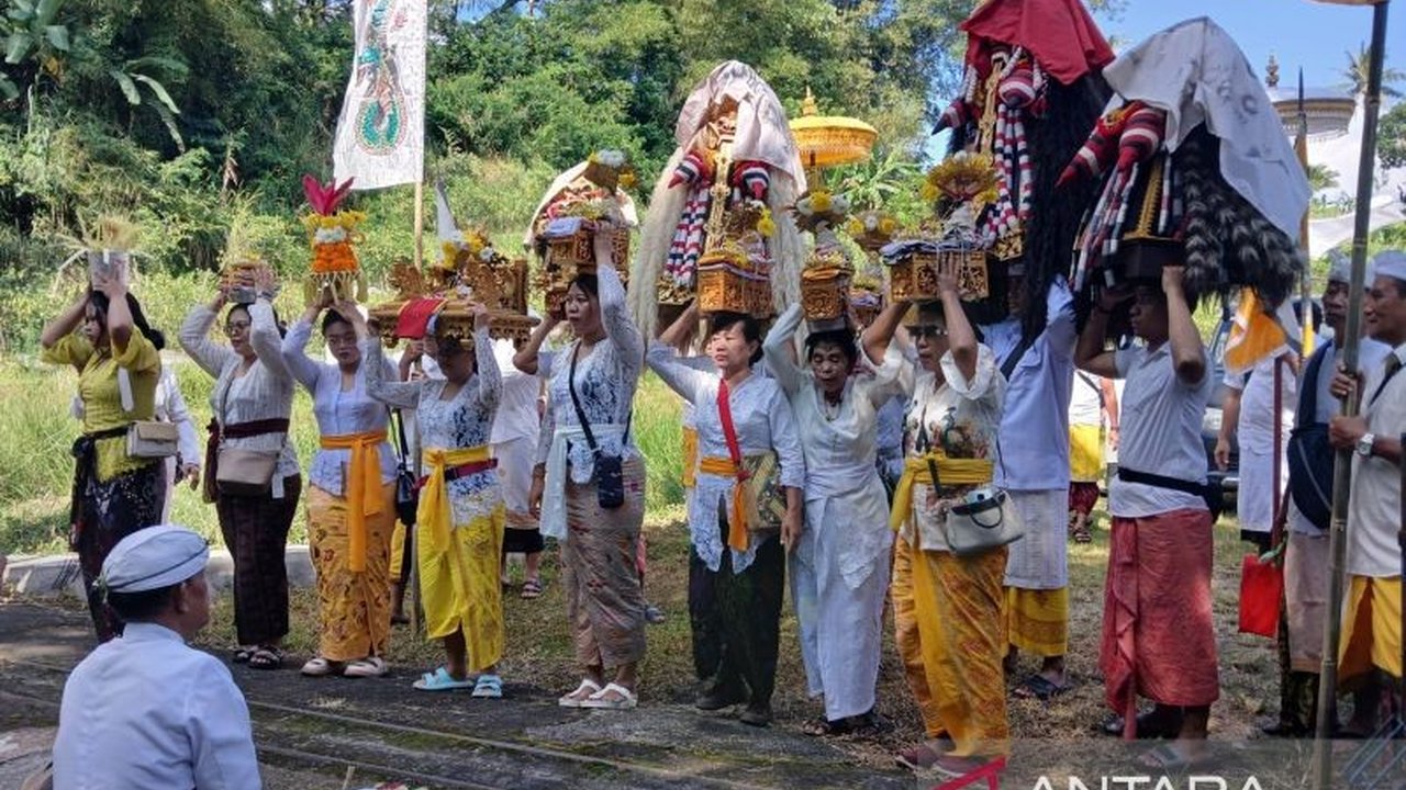 Umat Hindu Magelang melaksanakan Upacara Melasti di Tuk Mas sebagai bagian dari rangkaian perayaan Hari Raya Nyepi 2026. Ketahui makna penyucian buana agung dan buana alit dalam tradisi ini yang bertujuan membersihkan alam semesta dan diri.