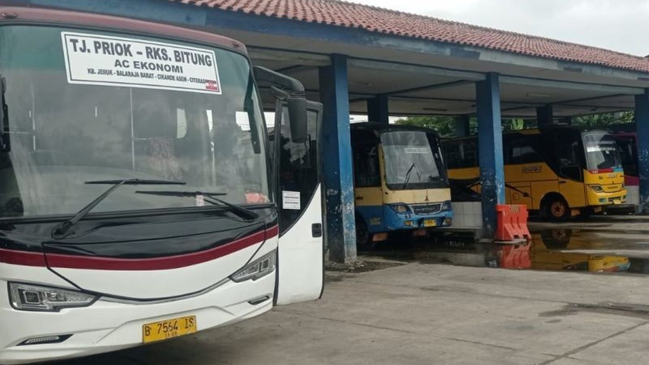 Terminal Bus Mandala Lebak bersiap menghadapi puncak arus mudik Lebaran 2026 yang diperkirakan terjadi pada H-4 hingga H-3, dengan volume pemudik mencapai ribuan orang per hari dan telah menyiapkan armada memadai.