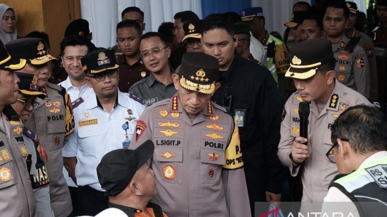Kapolri Jenderal Listyo Sigit Prabowo mengingatkan seluruh pengemudi bus untuk mengutamakan Keselamatan Mudik Lebaran 2026 di Terminal Purabaya, Sidoarjo, demi perjalanan aman dan nyaman.