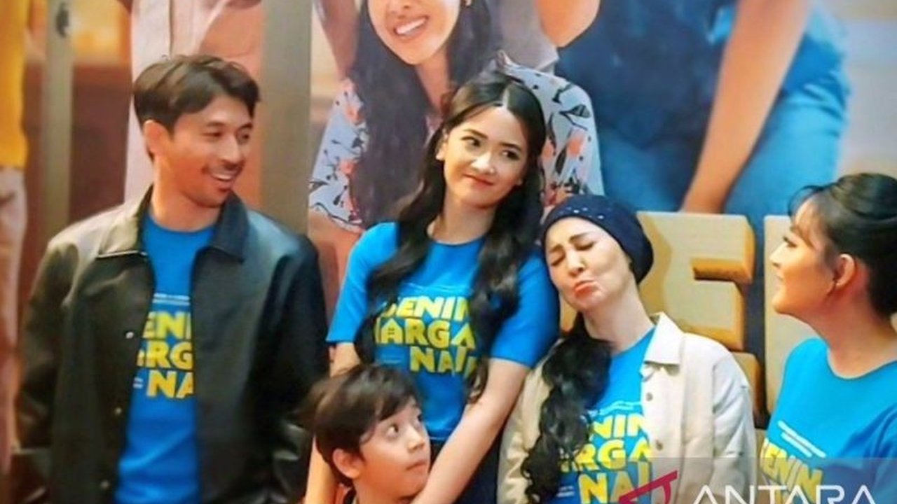 Film Senin Harga Naik garapan Dinna Jasanti hadir sebagai drama keluarga yang menyentuh, mengajak penonton memahami kompleksitas hubungan orang tua dan anak serta pentingnya komunikasi yang tulus.