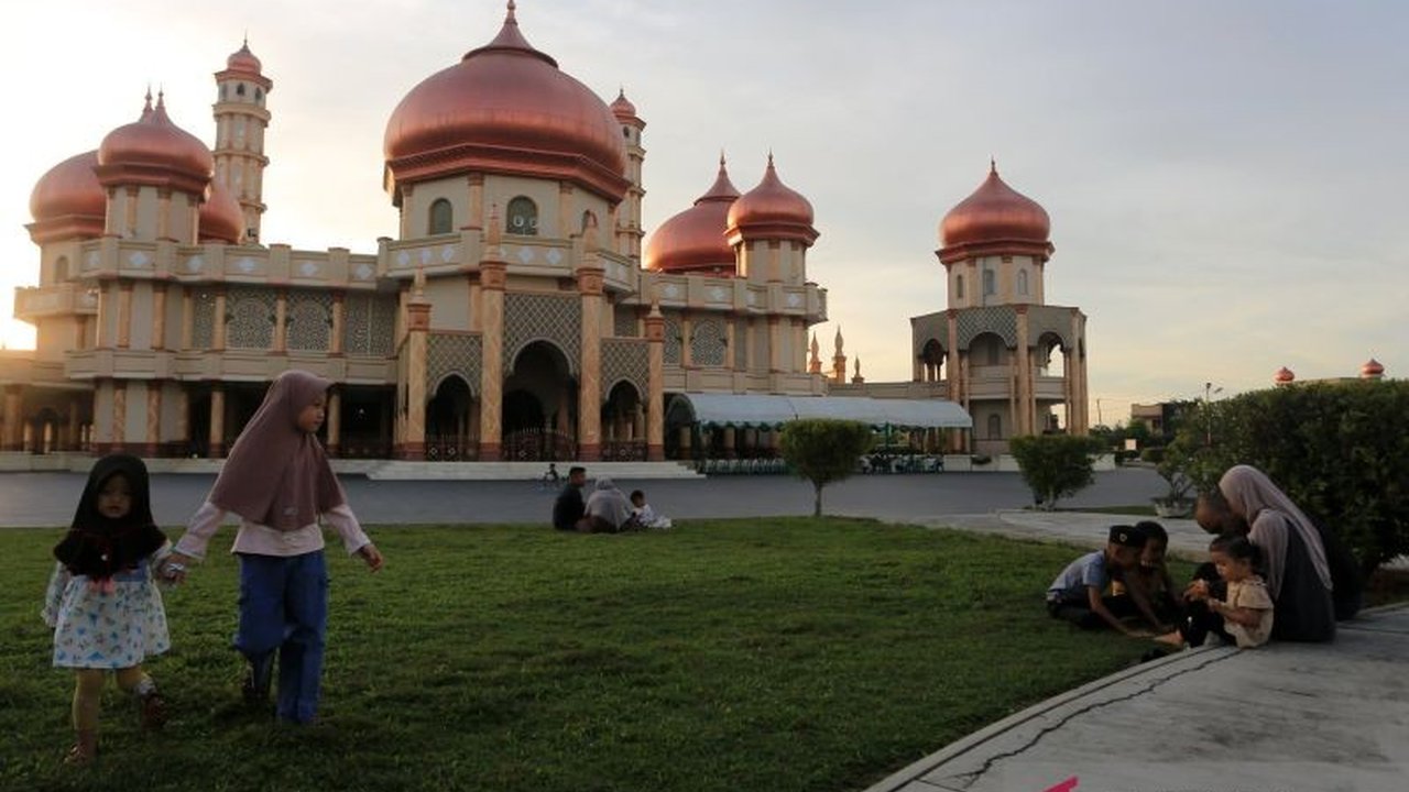 Menteri Pariwisata Widiyanti Putri Wardhana membagikan kiat berwisata aman dan nyaman bersama anak selama libur Lebaran 2026, memastikan perjalanan keluarga lebih menyenangkan dan bebas khawatir.