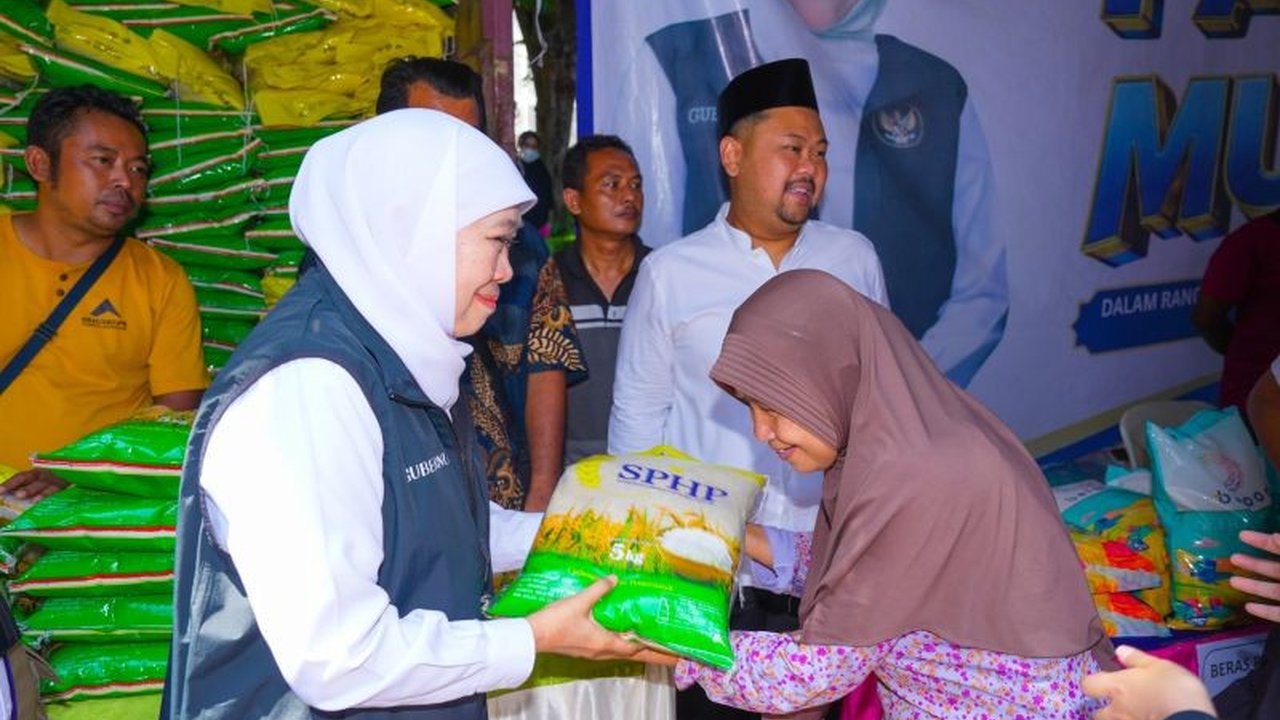 Gubernur Khofifah Indar Parawansa memastikan ketersediaan dan keterjangkauan Stok Bahan Pokok Gresik melalui pasar murah jelang Idul Fitri 1447 H, efektif kendalikan inflasi daerah.