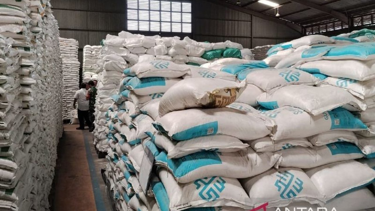 Perum Bulog Sumut menerima tambahan 27.000 ton beras dari Jakarta untuk memperkuat pasokan dan menjaga stabilitas harga menjelang Lebaran 2026, memastikan kebutuhan masyarakat terpenuhi.