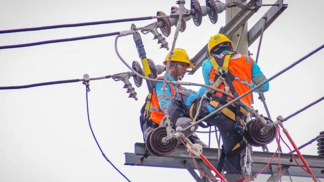 PLN UID Jakarta Raya memprediksi penurunan signifikan pada Konsumsi Listrik Jakarta Lebaran tahun ini karena mudik, namun tetap siaga penuh menjaga keandalan pasokan listrik di Ibu Kota.