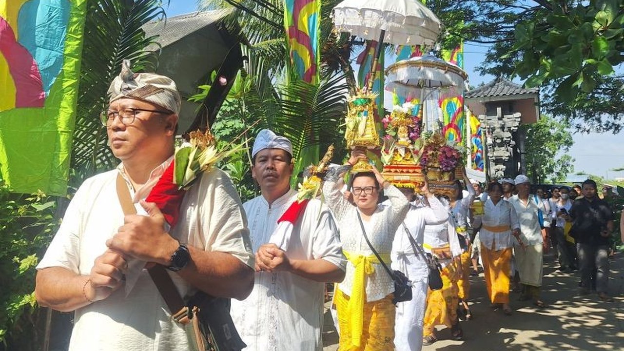 Umat Hindu di Jakarta mengusulkan penambahan dermaga dan perbaikan mesin kremasi kepada Pemprov DKI Jakarta untuk mendukung upacara keagamaan. Usulan ini menyoroti kebutuhan mendesak akan fasilitas umat Hindu DKI yang lebih memadai, demi kelancaran ritual