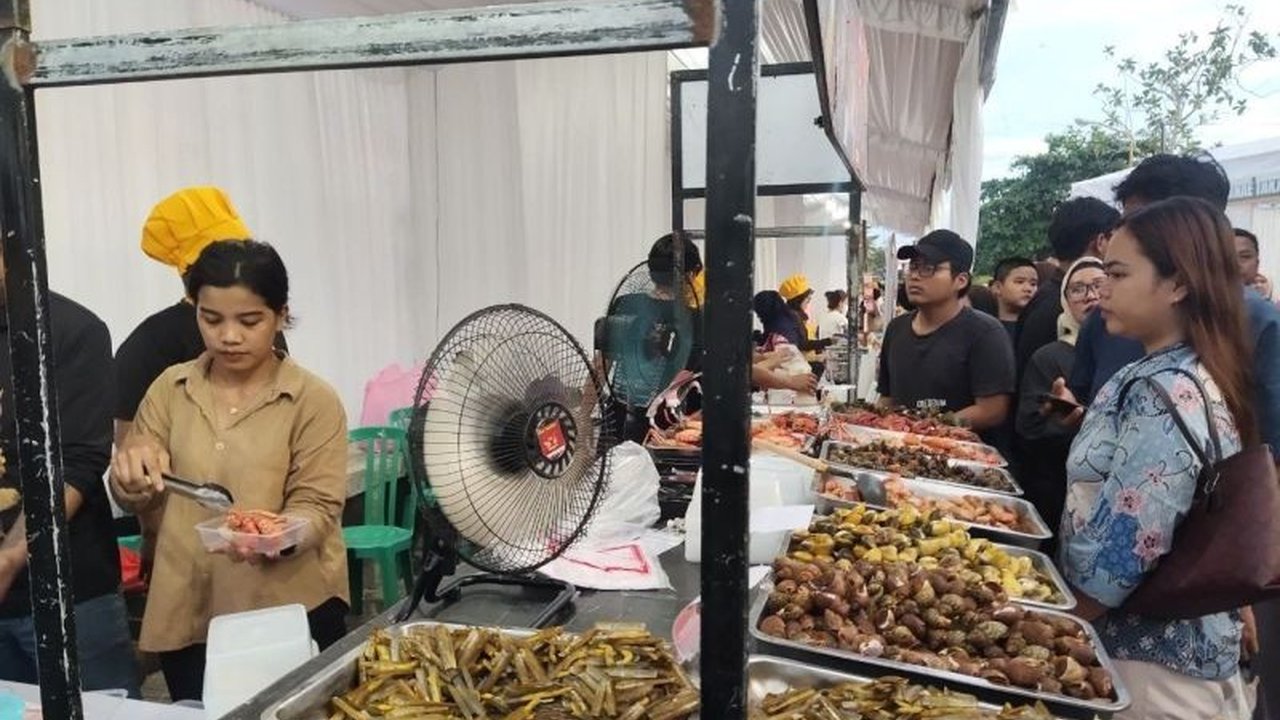 Wali Kota Palangka Raya Fairid Naparin memberikan kelonggaran izin berjualan di bahu jalan bagi warga hingga Idul Fitri 2026, mendukung ekonomi lokal. Kebijakan izin berjualan di bahu jalan Palangka Raya ini bersifat sementara.