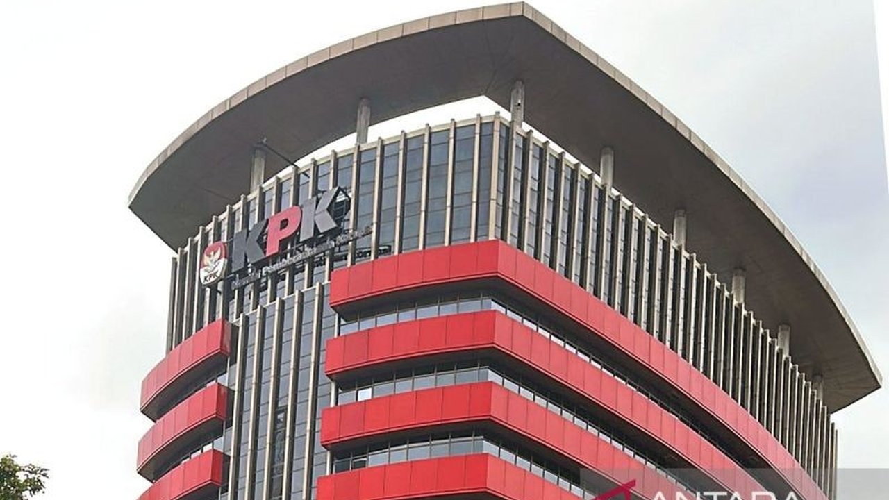 Komisi Pemberantasan Korupsi (KPK) melakukan Operasi Tangkap Tangan (OTT) terhadap pegawai DJP di Jakarta Utara, terkait dugaan pengaturan pajak sektor tambang yang melibatkan delapan orang.