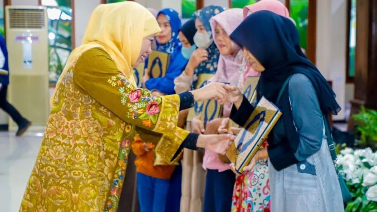 Gubernur Khofifah Indar Parawansa membagikan Mushaf Madinah cetakan Madinah Al-Munawwarah hadiah Raja Salman kepada masyarakat Jawa Timur, menjadi simbol persaudaraan dan cahaya Ramadhan yang menguatkan iman.