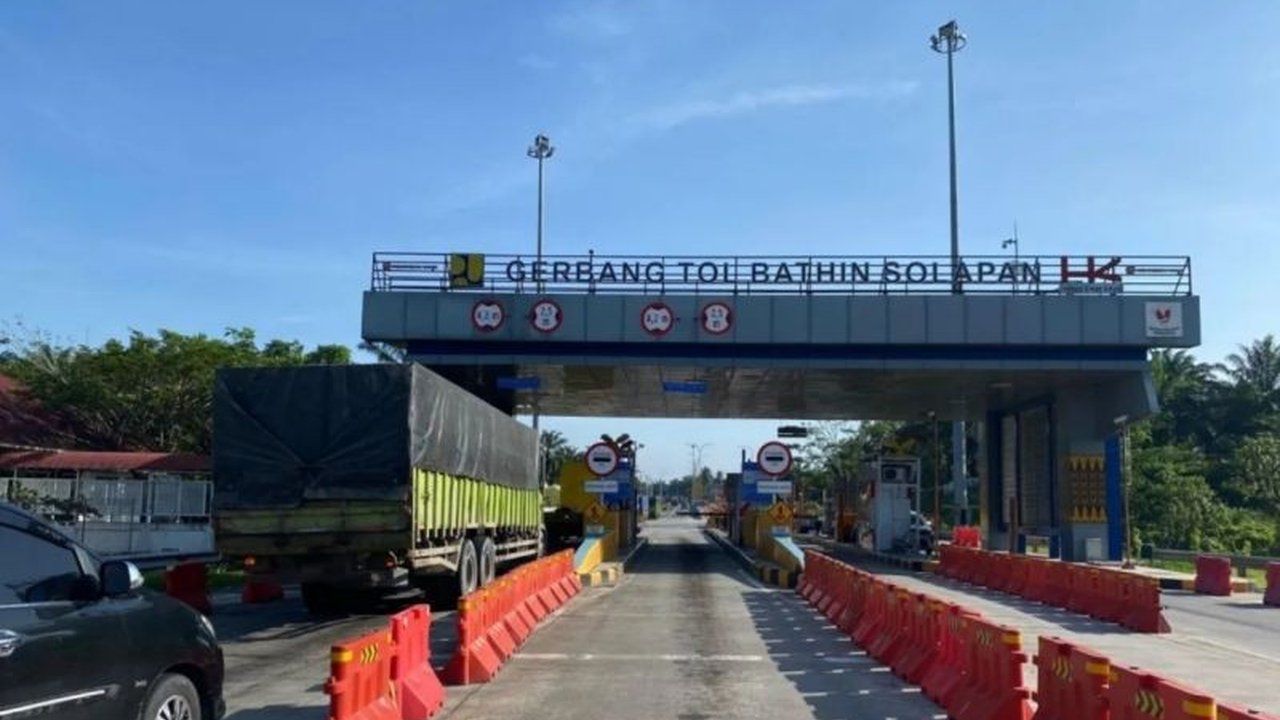 PT Hutama Karya memberikan Diskon Tarif Tol Hutama Karya sebesar 30 persen di sejumlah ruas Jalan Tol Trans Sumatera, termasuk Riau, untuk meringankan biaya perjalanan mudik. Kebijakan ini berlaku dua periode, simak rinciannya agar perjalanan Anda lebih h