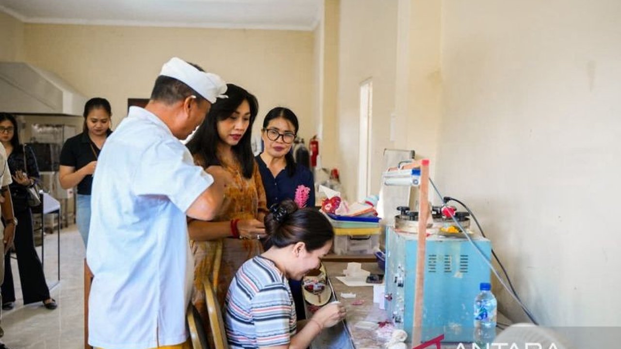 Dekranasda Gianyar berupaya meningkatkan daya saing produk perak dan fesyen UMKM setempat melalui kompetisi desain, memastikan keberlanjutan usaha serta melestarikan wastra dan perak Bali.