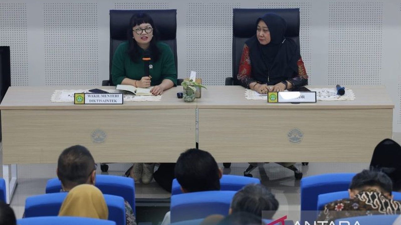 Wamendiktisaintek Stella Christie menekankan pentingnya Peran Kampus dalam Ekonomi Lokal melalui riset inovatif berbasis kearifan daerah, mendorong perguruan tinggi menjadi solusi nyata bagi masyarakat dan perekonomian.