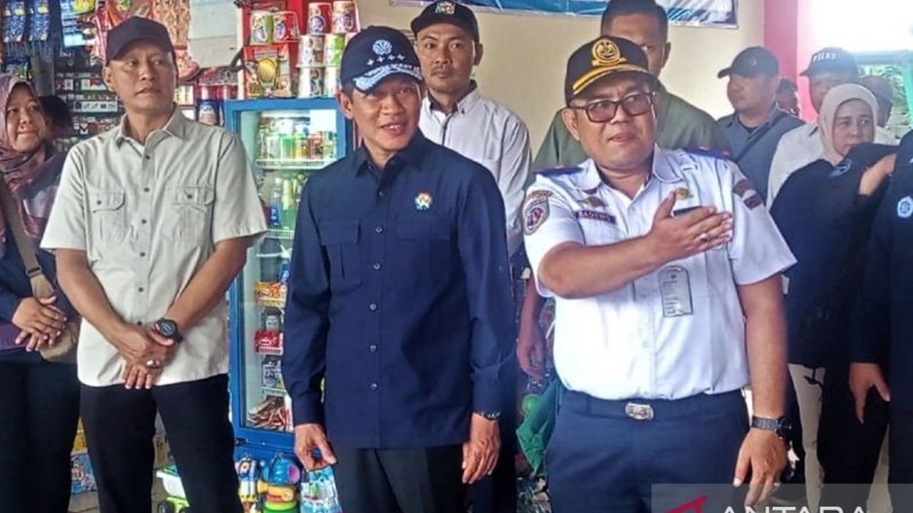 Menteri Lingkungan Hidup Hanif Faisol Nurofiq meninjau langsung pengelolaan sampah di Terminal Ngawi, bagian dari kampanye Mudik Minim Sampah Lebaran 2026, guna mendorong peningkatan kebersihan dan kepatuhan lingkungan.