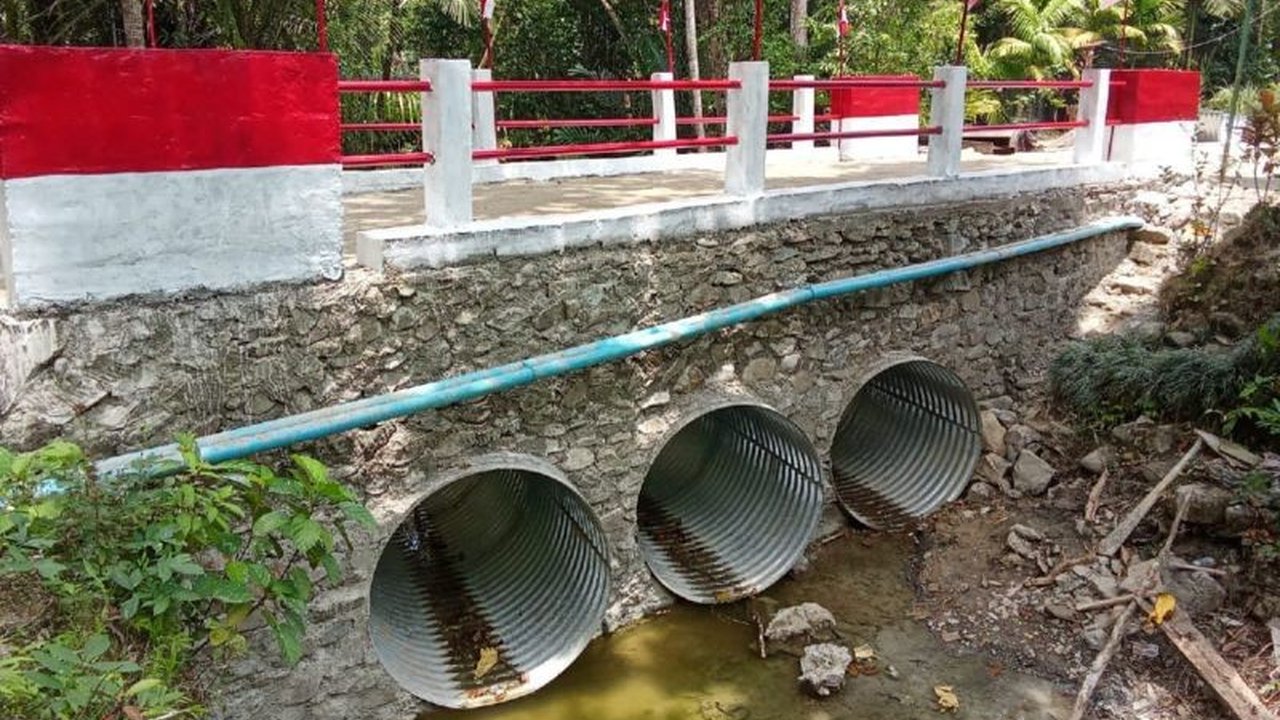 TNI melalui Kodim 0213/Nias berhasil merampungkan pembangunan Jembatan Armco Nias Utara di Sungai Malowu, Desa Sanawuyu, Kecamatan Sawo, yang kini mempermudah akses transportasi warga dan mendukung perekonomian lokal.