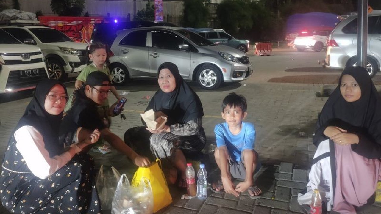 Rest Area KM 57 Tol Cikampek menjadi saksi bisu beragam cerita mudik para pemudik yang singgah. Dari buka puasa darurat hingga momen romantis, simak pengalaman mereka di titik istirahat vital ini.