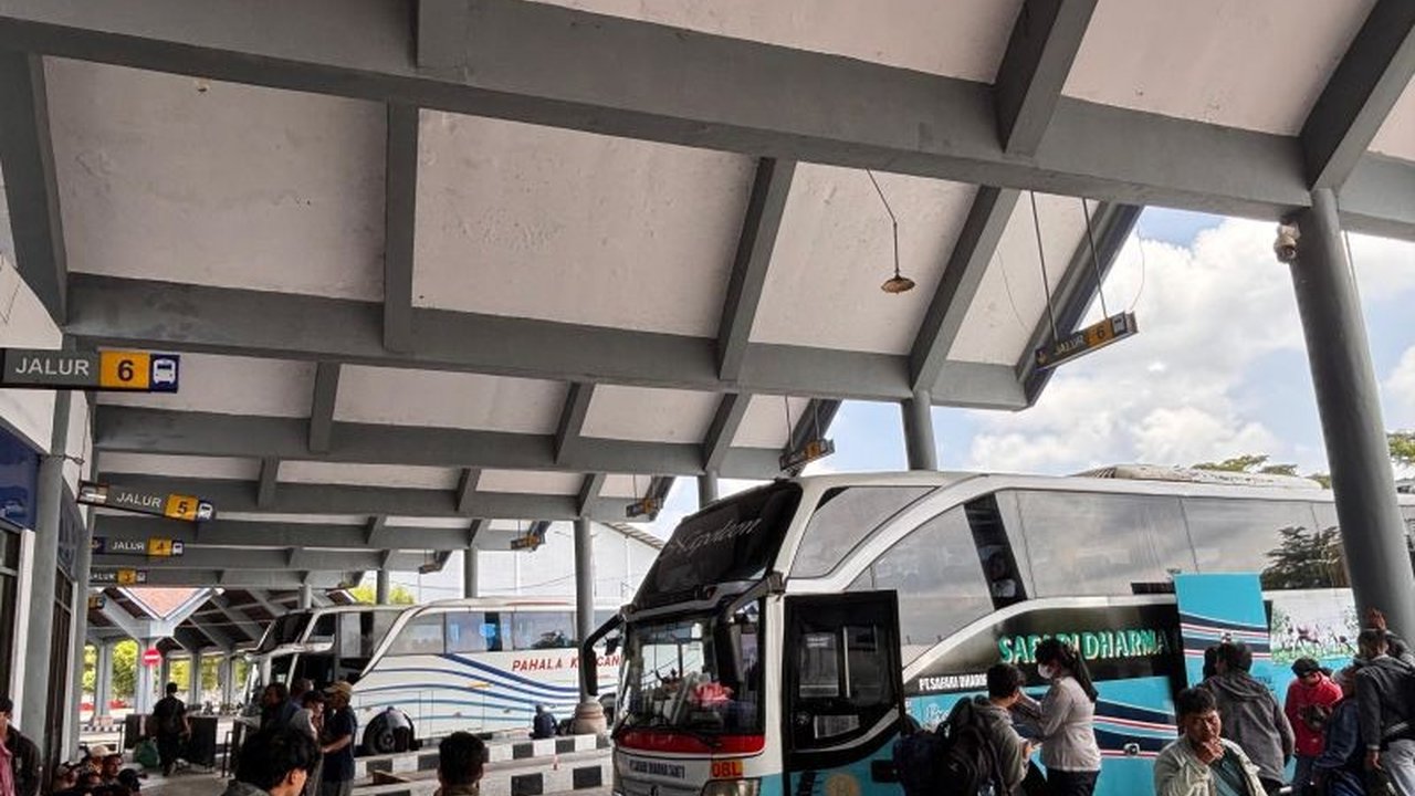 Arus Mudik Lebaran Bali melalui Terminal Mengwi mulai menunjukkan peningkatan signifikan. Lebih dari 3.000 penumpang meninggalkan Bali setiap hari, diprediksi puncaknya H-1 Nyepi.