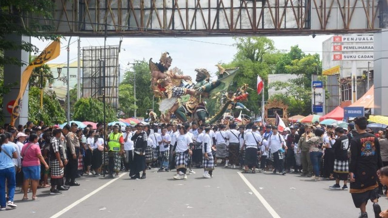 Meski perayaan Nyepi dan Idul Fitri berdekatan, Pemerintah Provinsi NTB memastikan pawai ogoh-ogoh dan takbiran tetap berjalan. Ini bukti nyata kuatnya toleransi NTB.