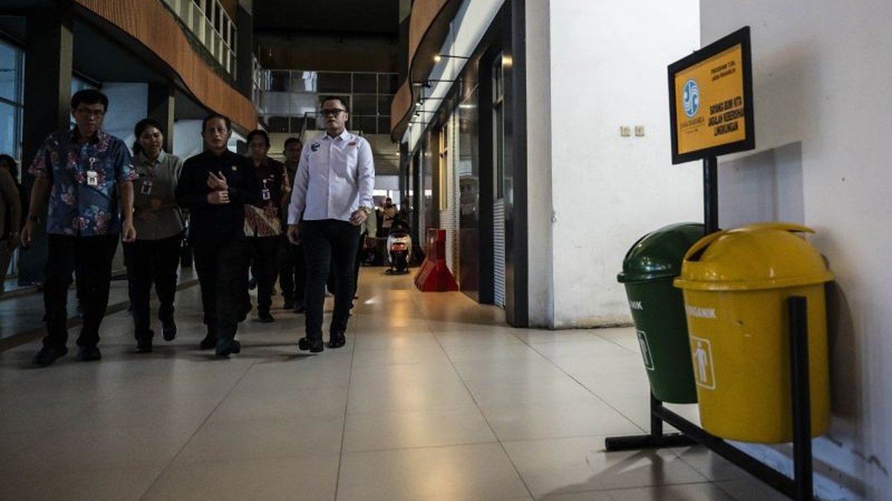 Menteri Lingkungan Hidup (KLH) Hanif Faisol Nurofiq meninjau fasilitas pengelolaan sampah di Terminal Mangkang, Semarang, guna memastikan kesiapan jelang arus mudik Lebaran 2026 dan optimalisasi pengelolaan sampah.