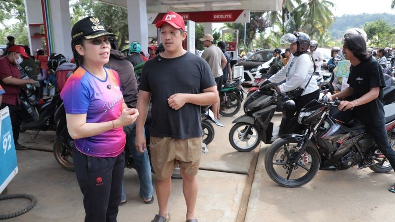 Pemerintah Kota Singkawang mengimbau masyarakat untuk tidak melakukan panic buying BBM menyusul antrean panjang di SPBU, Wali Kota memastikan stok BBM aman dan distribusi normal, serta akan menindak tegas penimbunan.