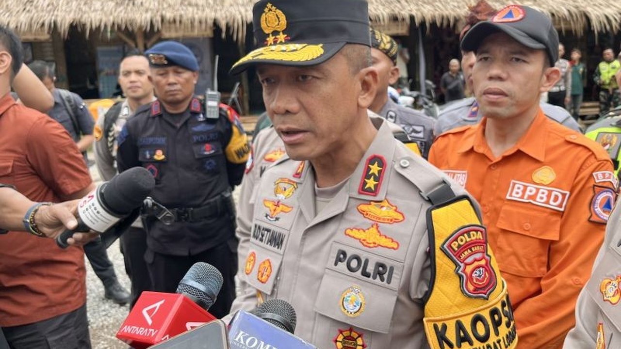 Kepala Kepolisian Daerah Jawa Barat (Kapolda Jabar) Irjen Pol Rudi Setiawan melaporkan peningkatan sekitar 10 persen pada arus mudik jalur arteri Jabar, namun kondisi lalu lintas tetap lancar berkat strategi rekayasa lalu lintas yang efektif.