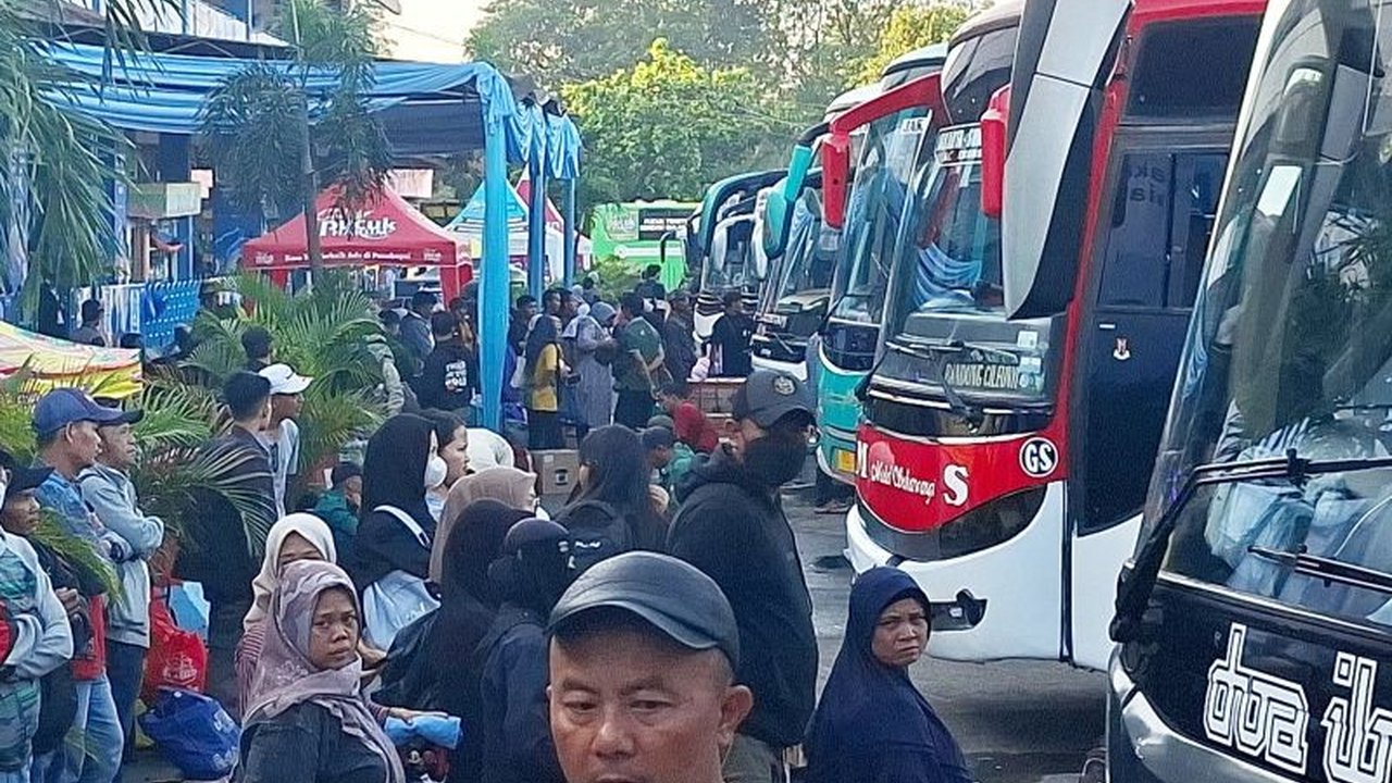 Arus Mudik Lebaran 2026 di Terminal Kampung Rambutan menunjukkan peningkatan drastis, mencapai 100 persen pada Minggu (15/3) dengan lebih dari 2.000 penumpang yang memadati terminal, menandai dimulainya pergerakan pulang kampung.