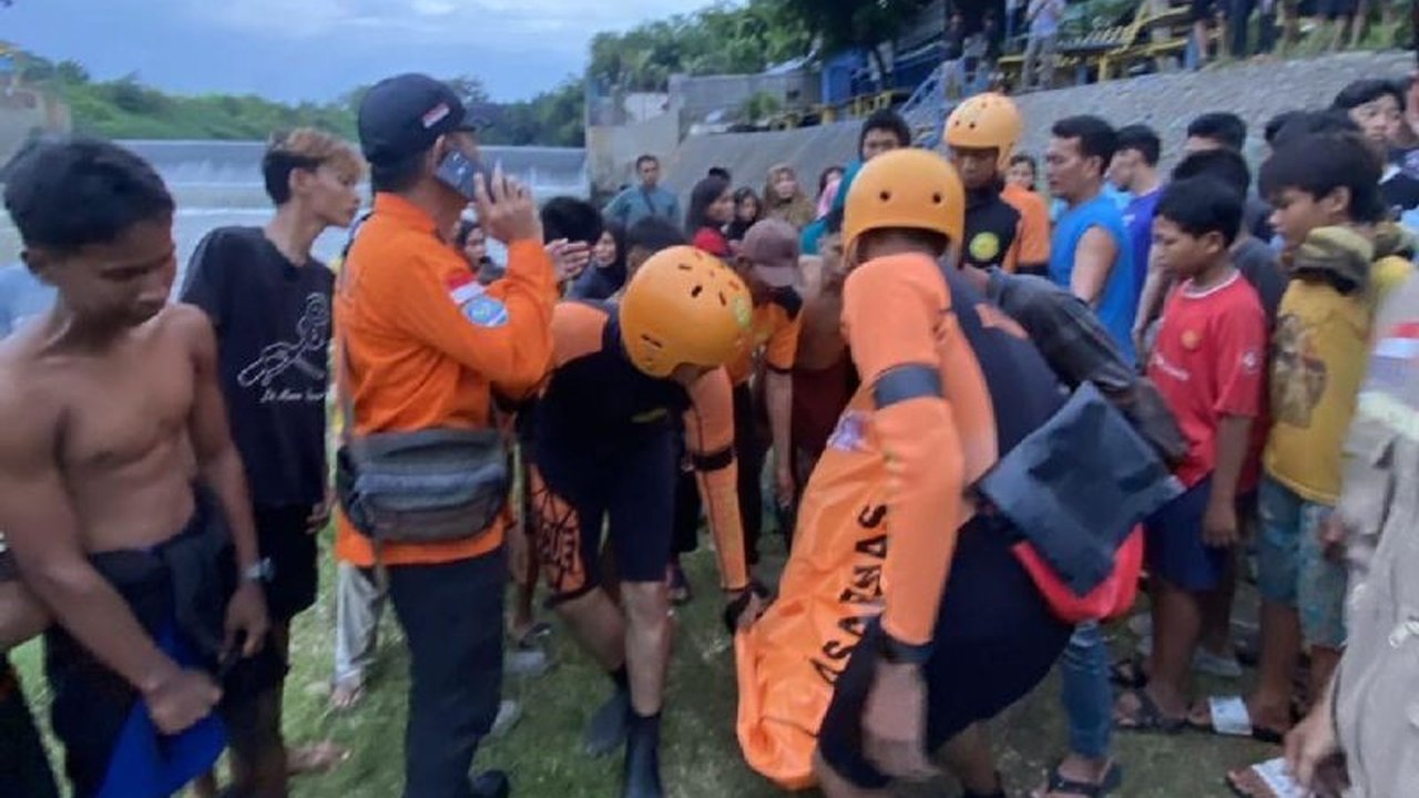 Tim SAR gabungan berhasil mengevakuasi jasad seorang remaja berusia 13 tahun yang hanyut di Sungai Belawan, Deli Serdang. Tragedi remaja hanyut Sungai Belawan ini menjadi pengingat pentingnya kewaspadaan di area sungai.