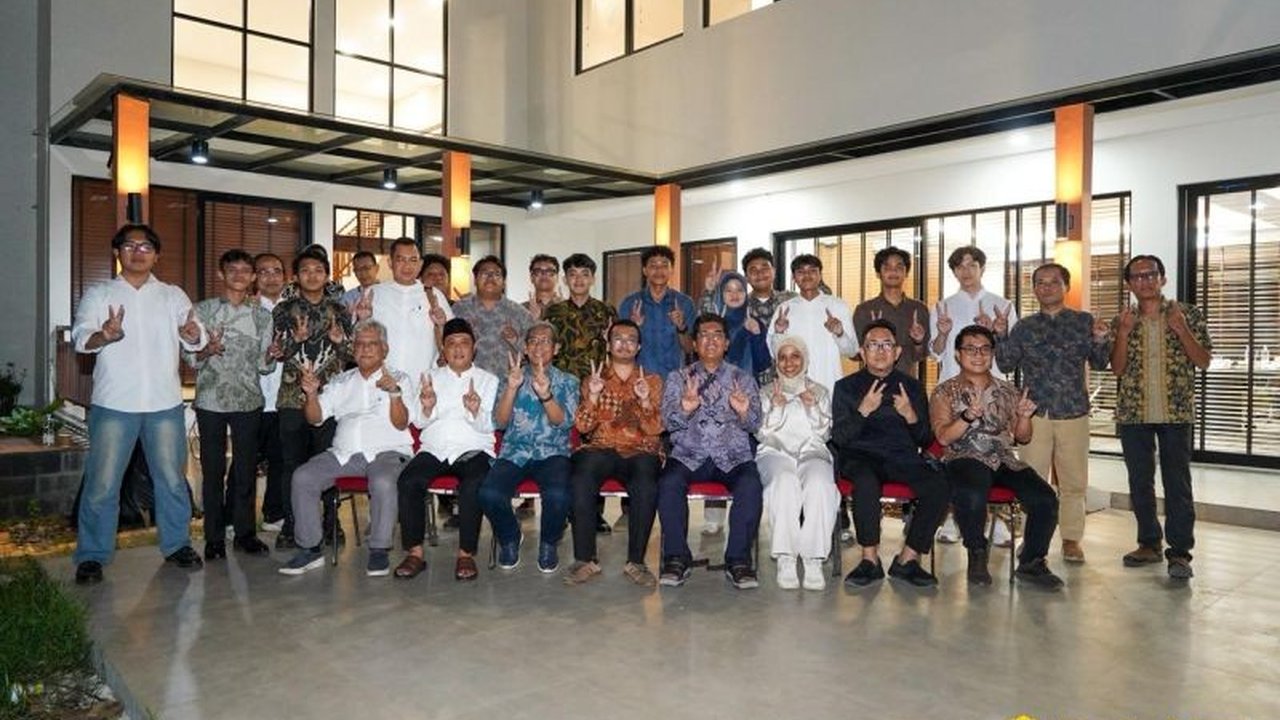 Rektor UI Prof. Heri Hermansyah membuka dialog Rektor UI Mahasiswa melalui buka bersama, membahas isu kemahasiswaan, pengembangan organisasi, hingga solusi UKT. Apa saja gagasan yang disampaikan untuk kemajuan kampus?