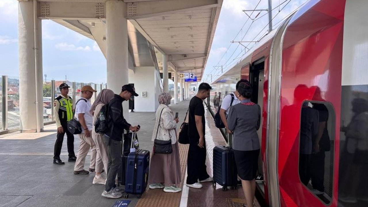 PT Kereta Cepat Indonesia China (KCIC) memproyeksikan peningkatan jumlah penumpang Whoosh Lebaran 2026 sebesar empat persen, menunjukkan minat masyarakat yang tinggi terhadap transportasi cepat ini.