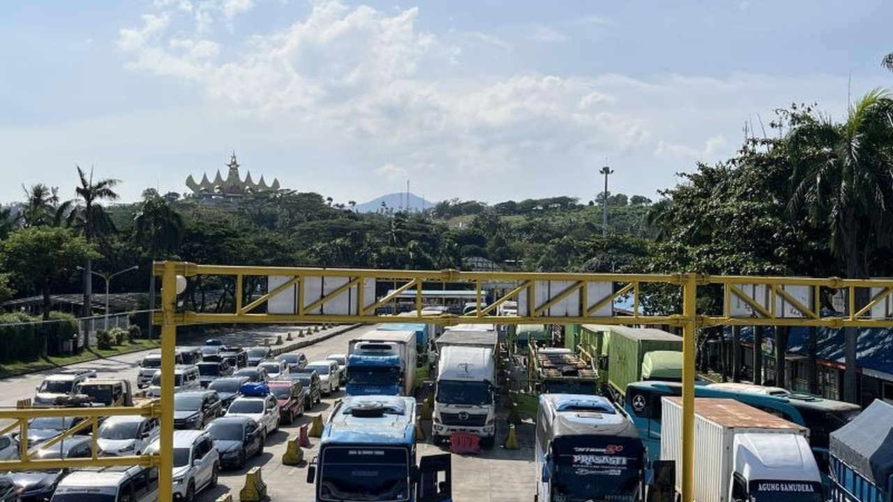 PT ASDP Indonesia Ferry mencatat peningkatan signifikan pada jumlah Pemudik Bakauheni yang menyeberang ke Pulau Jawa jelang Lebaran 2026, naik 4,9 persen dibandingkan tahun sebelumnya, memicu imbauan pembelian tiket Ferizy lebih awal.