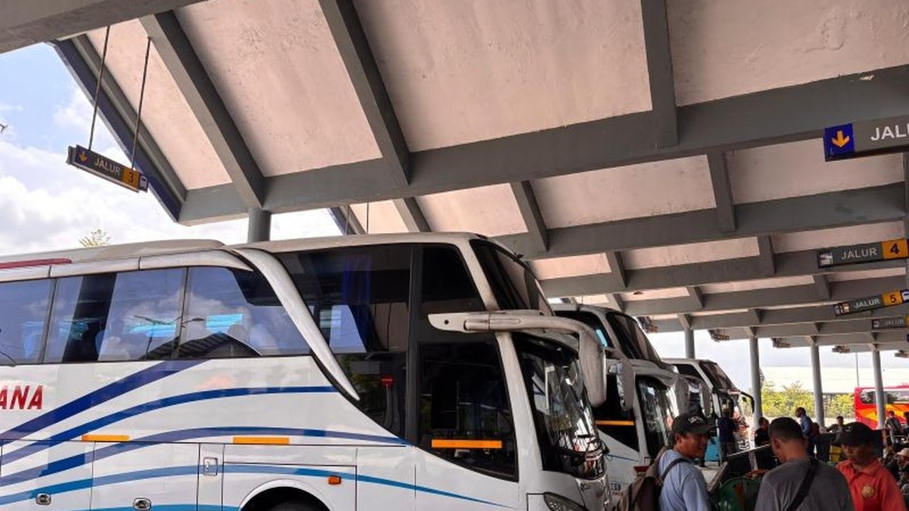 Pengelola Terminal Tipe A Mengwi, Badung, intensif melakukan ramp check bus AKAP demi keselamatan pemudik jelang Lebaran 2026, memastikan setiap armada laik jalan dan menghindari risiko kecelakaan.