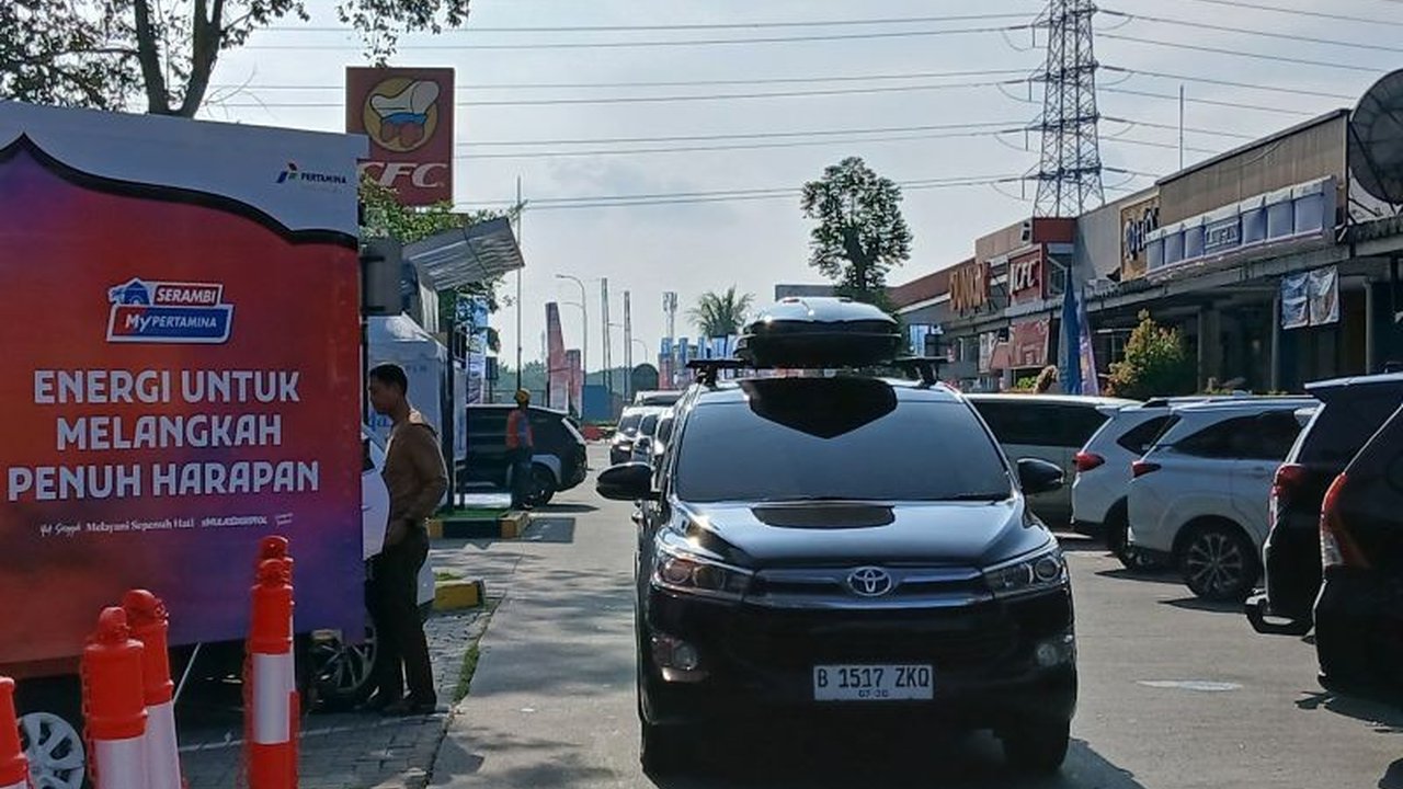 Arus mudik Lebaran 2026 mulai menunjukkan peningkatan volume kendaraan di rest area KM 43 Tol Jakarta-Merak, mengindikasikan persiapan pemudik lebih awal untuk menghindari puncak kepadatan.
