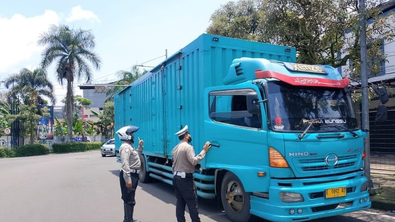 Polres Sumedang memperketat pengawasan dengan razia truk sumbu tiga di jalur arteri, langkah antisipasi krusial demi kelancaran arus mudik Lebaran dan kenyamanan pengguna jalan.