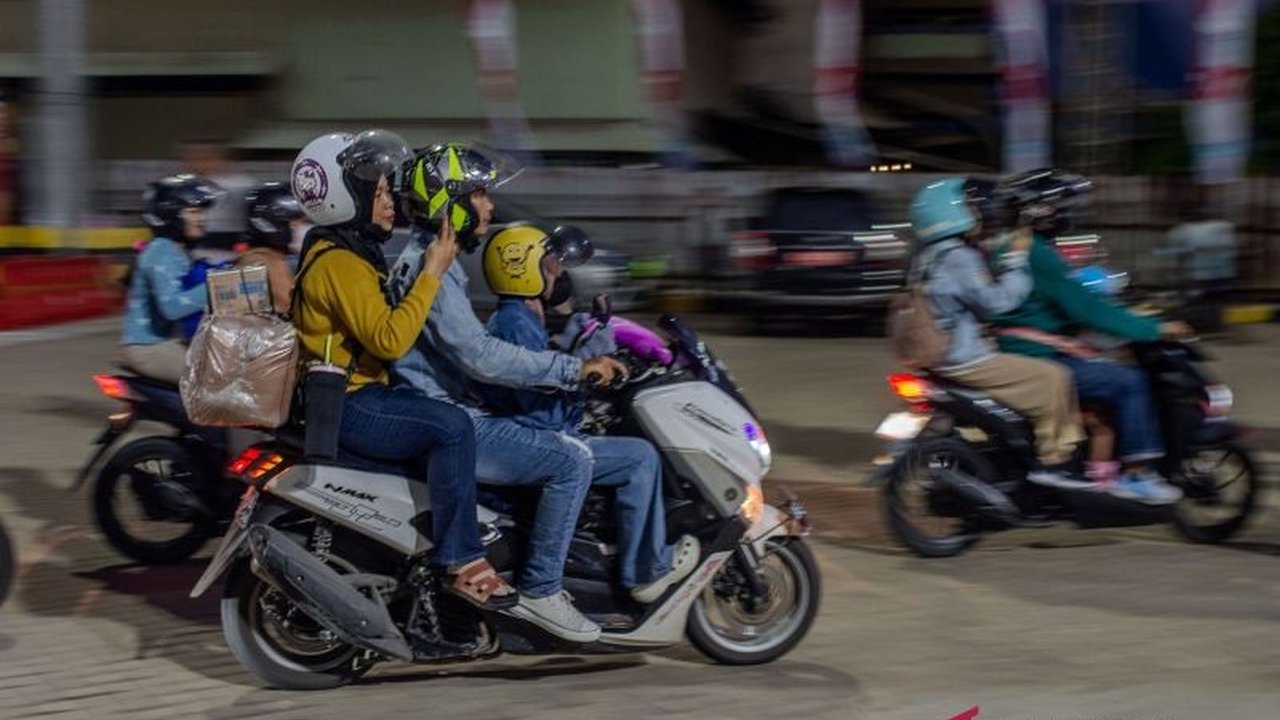 Perjalanan mudik sepeda motor jarak jauh memerlukan persiapan matang. Simak 8 persiapan mudik sepeda motor penting ini agar perjalanan Anda aman dan nyaman sampai tujuan.