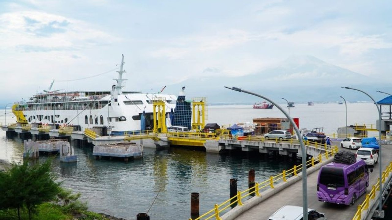 PT ASDP Indonesia Ferry (Persero) mengerahkan 35 kapal dan menerapkan pola khusus untuk melayani lonjakan pemudik di Penyeberangan Selat Bali jelang Nyepi 2026, mengatasi antrean panjang yang terjadi.