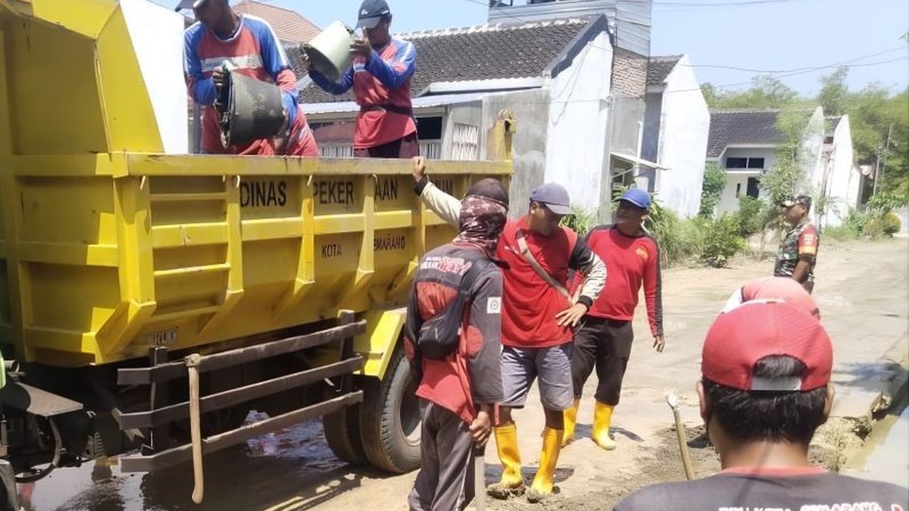 Pemerintah Kota Semarang sigap melakukan Penanganan Banjir Semarang di berbagai wilayah setelah hujan deras, mengerahkan tim gabungan dan memperkuat tanggul untuk mitigasi dampak.