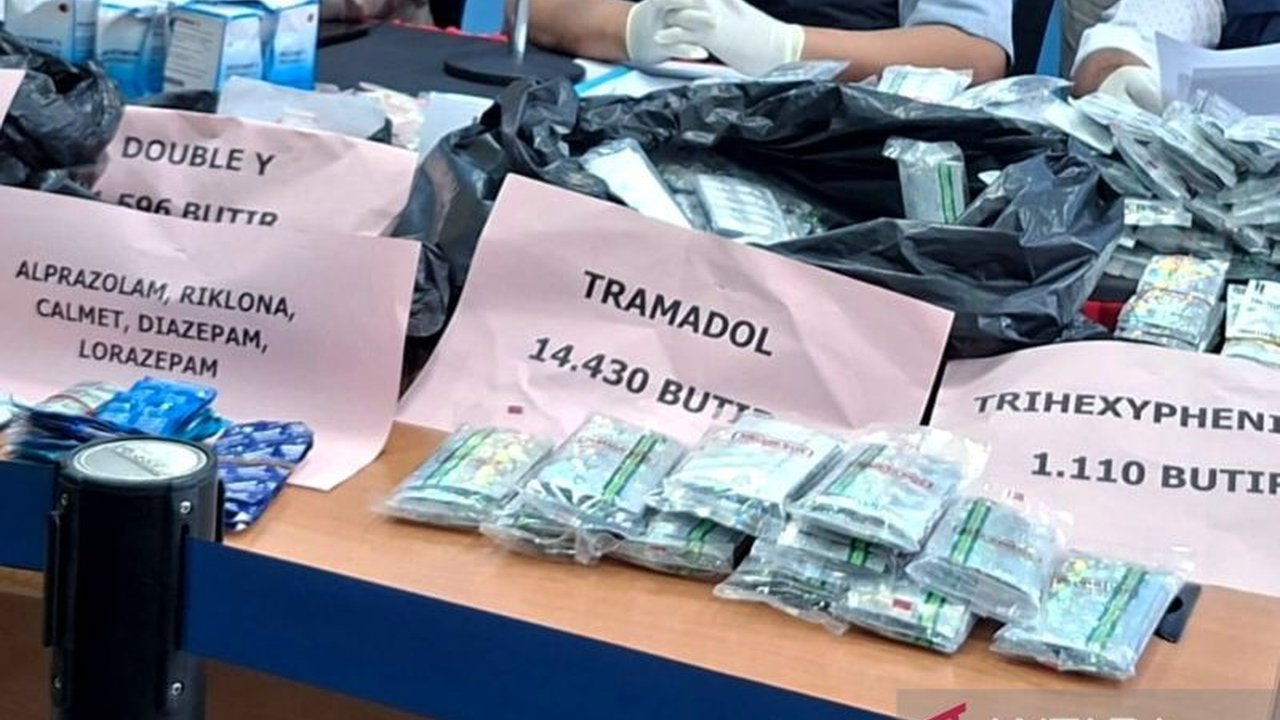 Satuan Reserse Narkoba Polres Metro Jakarta Selatan berhasil membongkar praktik peredaran obat keras di Jagakarsa, mengungkap keuntungan hingga Rp200 ribu per hari dari toko sembako yang dijadikan kedok.