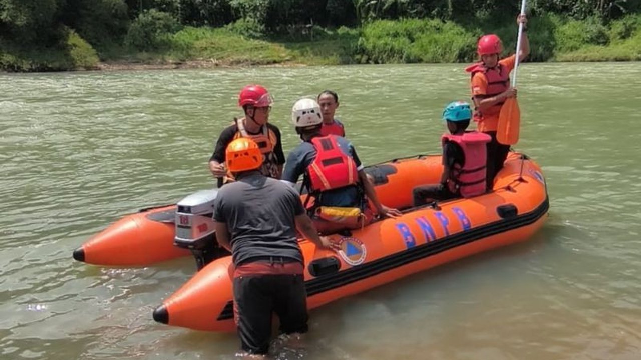 Peristiwa memilukan terjadi di Sungai Citanduy, Kota Banjar, saat dua remaja tenggelam terbawa arus. Satu korban ditemukan tak bernyawa, sementara pencarian remaja tenggelam Sungai Citanduy lainnya masih terus dilakukan oleh tim SAR gabungan.