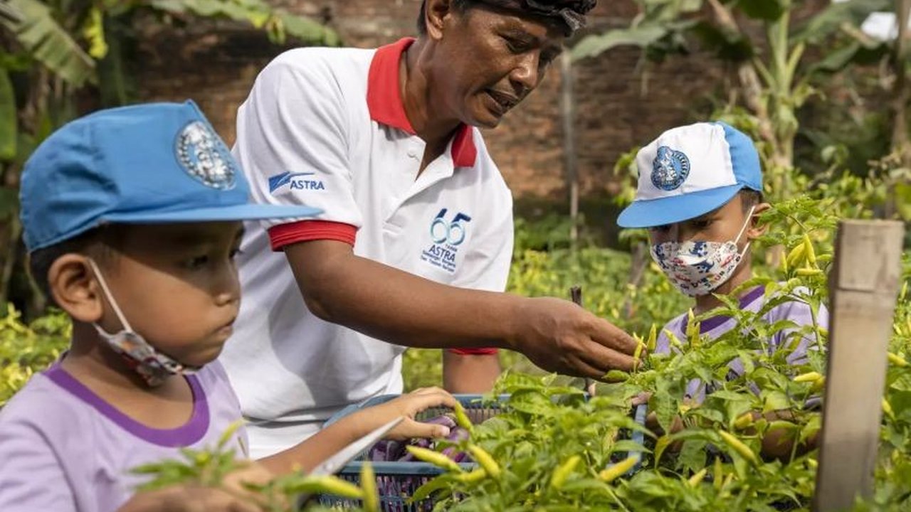 Astra Group mengundang pemudik untuk singgah di Desa Sejahtera Astra, destinasi istirahat unik yang menawarkan pengalaman edukatif sekaligus mendorong ekonomi lokal selama perjalanan mudik Lebaran 2026.