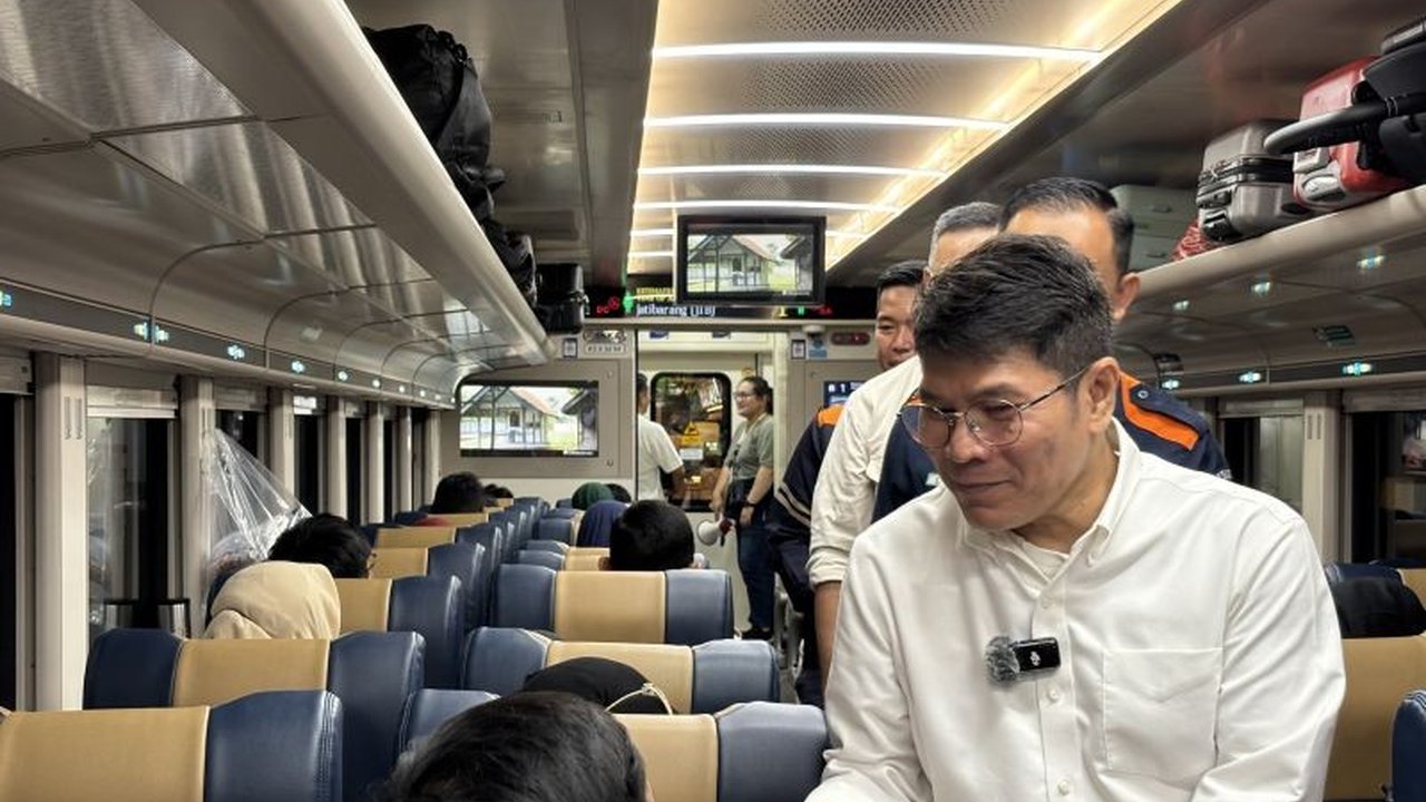 Direktur Utama LKBN ANTARA melepas ratusan peserta Mudik Bersama ANTARA 2024 dari Stasiun Pasar Senen, Jakarta, sebagai wujud kepedulian BUMN dan dukungan pada program pemerintah.