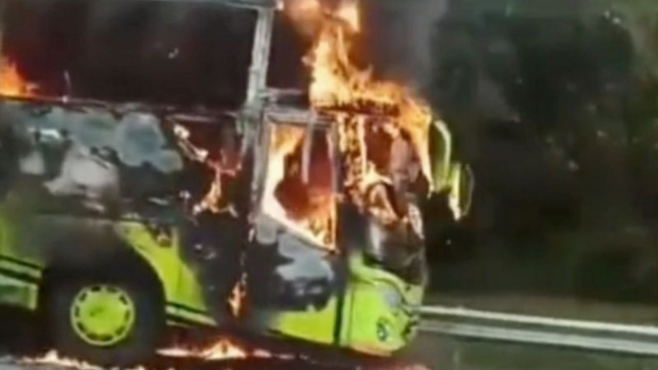 Sebuah bus pariwisata hangus terbakar di Tol Cipali KM 95+100 arah Jakarta pada Minggu sore, diduga akibat korsleting listrik. Insiden bus terbakar Tol Cipali ini sempat menyebabkan kemacetan panjang, namun tidak ada korban jiwa.