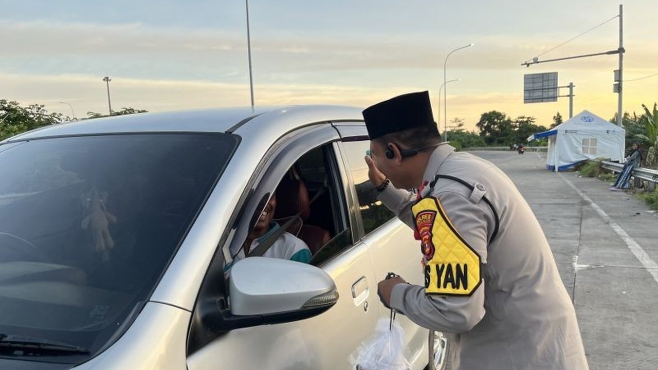 Kepolisian Sektor Khusus Pelabuhan (KSKP) Bakauheni membagikan takjil gratis kepada pemudik di Pelabuhan Bakauheni, sekaligus menyosialisasikan pentingnya keselamatan berlalu lintas untuk memastikan perjalanan mudik aman dan kondusif.