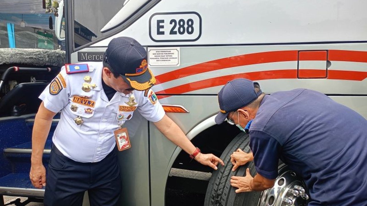 Jelang arus mudik Lebaran 2026, Terminal Kampung Rambutan memperketat pemeriksaan bus AKAP untuk memastikan keselamatan penumpang. Simak detail pemeriksaan bus Terminal Kampung Rambutan yang dilakukan secara menyeluruh.