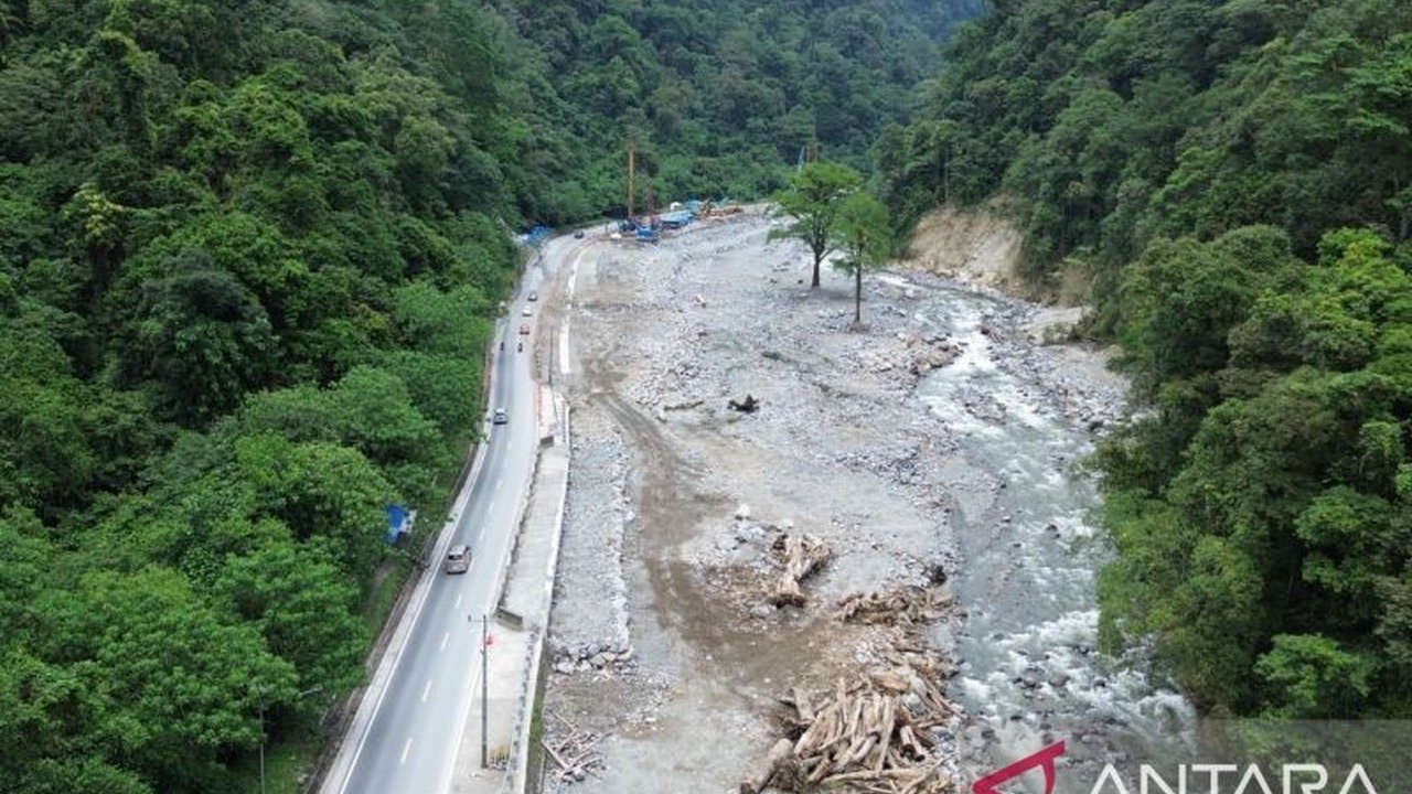 Balai Pelaksanaan Jalan Nasional (BPJN) Sumatera Barat menghentikan sementara proyek perbaikan Pekerjaan Jalan Lembah Anai yang rusak akibat banjir bandang, demi menjamin kelancaran arus mudik Lebaran 2026 dan keamanan pemudik.