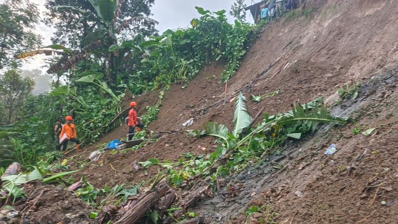 Tragedi tanah longsor di Kecamatan Wlingi, Blitar, merenggut nyawa seorang pencari rumput. BPBD Blitar dan Polres Blitar tangani lokasi kejadian dan imbau warga waspada longsor susulan akibat intensitas hujan tinggi.
