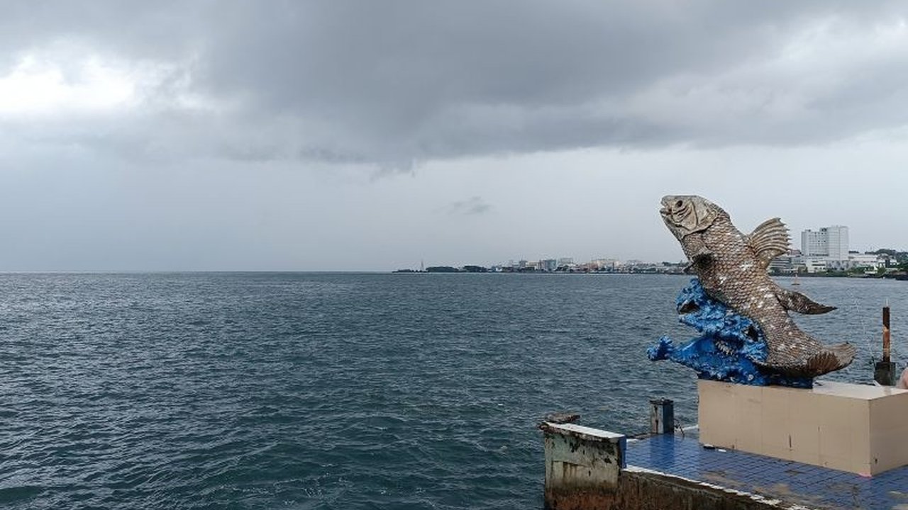 Badan Meteorologi, Klimatologi, dan Geofisika (BMKG) mengeluarkan peringatan dini potensi hujan lebat disertai petir dan angin kencang di sembilan kabupaten/kota di Sulawesi Utara hingga 17 Maret 2026, mengimbau masyarakat waspada terhadap dampak cuaca ek