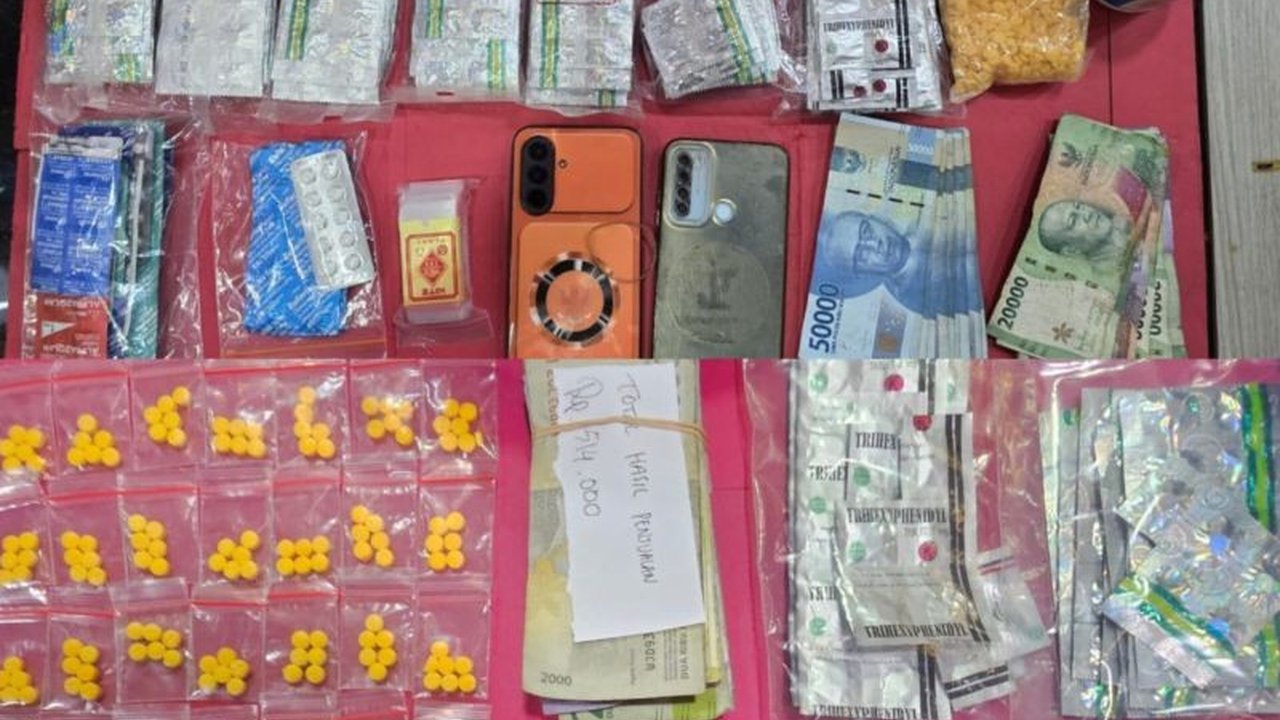 Polda Metro Jaya berhasil menggagalkan peredaran obat keras ilegal di dua lokasi berbeda, mengamankan tiga tersangka termasuk remaja 18 tahun, serta ribuan butir obat ilegal yang meresahkan masyarakat.