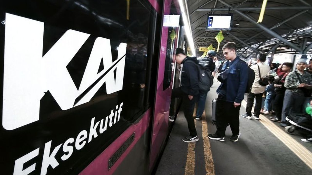 Penjualan Tiket Kereta Api Lebaran 2026 di Daop 8 Surabaya telah mencapai 66% dari total kapasitas. Simak rincian jumlah penumpang dan antisipasi cuaca ekstrem untuk kelancaran mudik.
