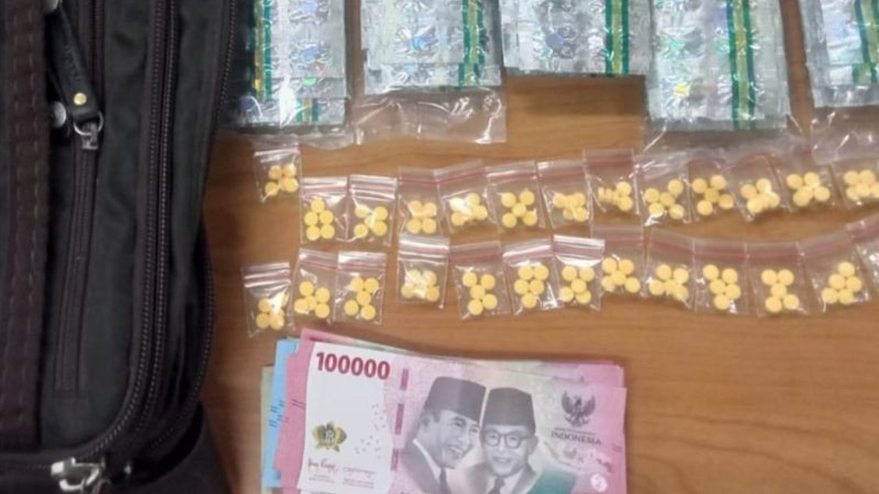 Satuan Reserse Narkoba Polres Metro Jakarta Pusat berhasil meringkus empat pengedar obat keras di sekitar Stasiun Tanah Abang, menyita ribuan butir pil ilegal dan uang tunai yang diduga hasil penjualan.