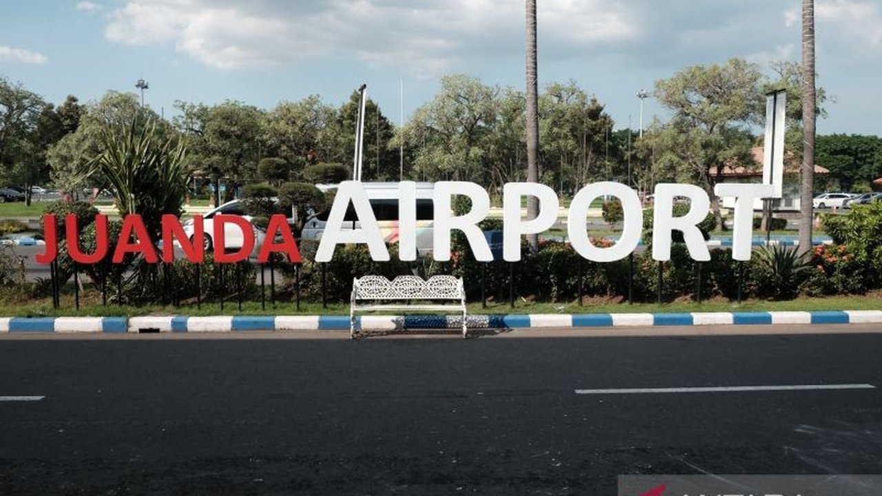 Hujan deras disertai angin kencang melanda Sidoarjo pada Minggu (15/3) sore, menyebabkan 15 penerbangan di Bandara Juanda terdampak, fasilitas rusak, dan satu petugas terluka.