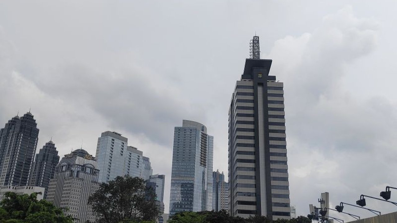 Badan Meteorologi, Klimatologi, dan Geofisika (BMKG) merilis **prakiraan cuaca Jakarta** untuk hari Senin, 16 Maret, dengan potensi berawan pada sore dan malam hari. Ketahui detail lengkap kondisi cuaca di seluruh wilayah ibu kota agar Anda dapat merencan